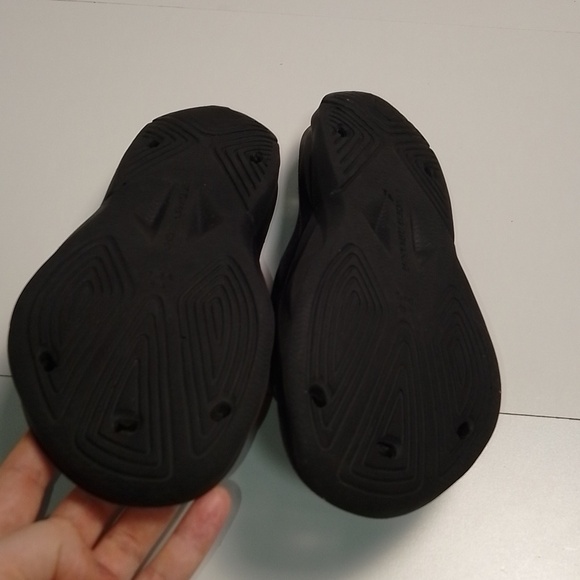 Under Armour  black rubber sandals woman size 5 or youth size 4 great condition - Picture 3 of 3